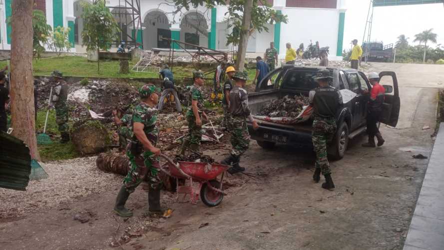 Danrami 02 Kapten Arh M.I Daulay Pimpin Kegiatan Bersih-Bersih Mesjid