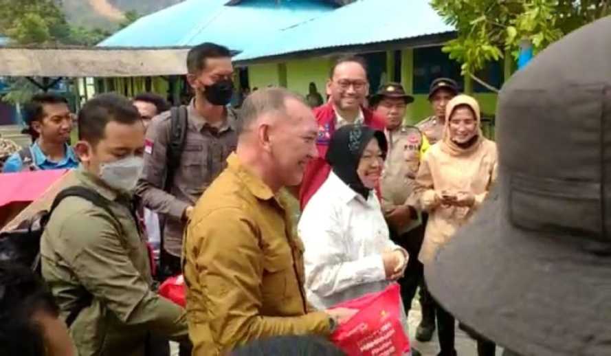 Menteri Sosial RI Tri Rismaharini Tinjau Langsung Ke Lokasi Lonsor Dan Langsung  Memberikan Bantuan Kepada Korban Tanah Longsor Di Serasan