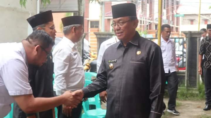 Bupati Inhil HM. Wardan Takziah Ke Kediaman Almarhum Villy Rafly