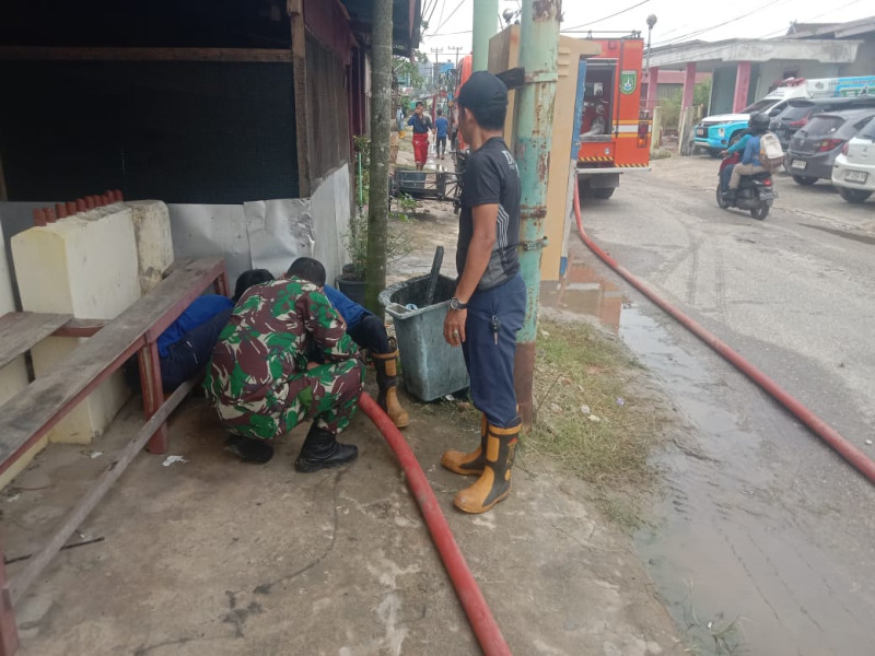 Babinsa Serda Sahat Sinaga Pimpin Gotong Royong Bersama Warga Buluh Kasap Untuk Cegah Banjir