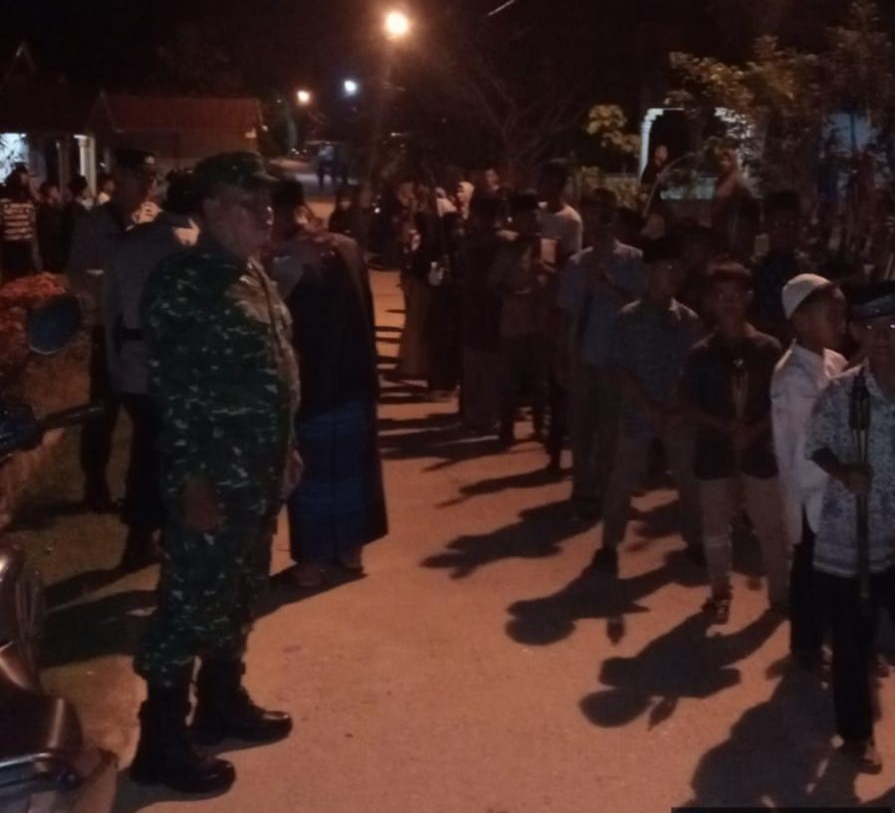 Pastikan Giat Pawai Takbir Keliling Berjalan Lancar, Sertu Sareh Laksanakan Pengamanan