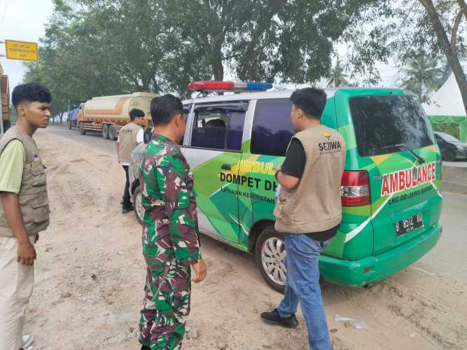 Layani Masyarakat, Babinsa Bantu Pemindahan Pasien ke Pekanbaru