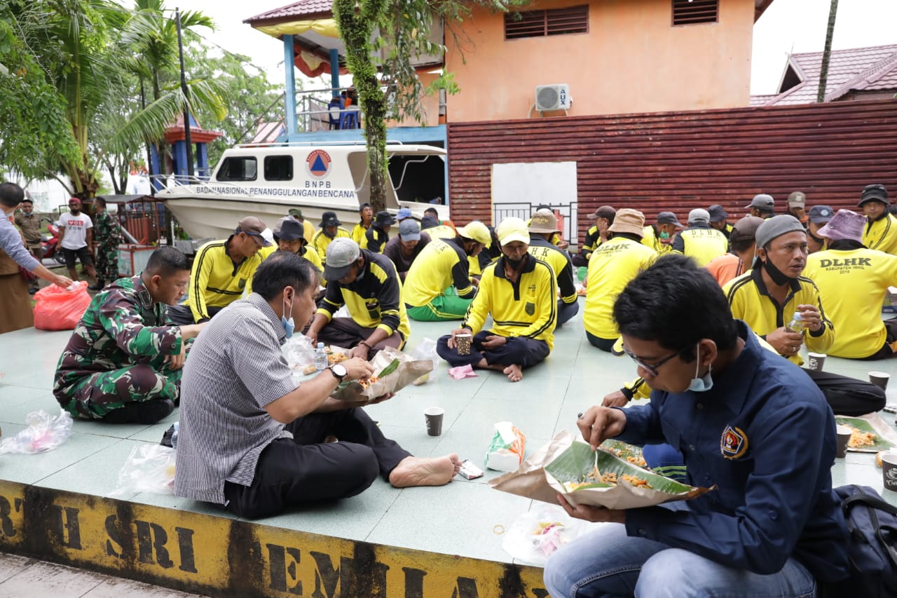 Ketua DPRD Inhil Ajak Pahlawan Kebersihan Sarapan Pagi Bersama