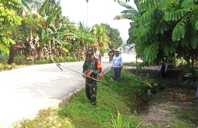 Serda Miftah Babinsa Batu Tritip Bersama Masyarakat Laksanakan Gotong Royong