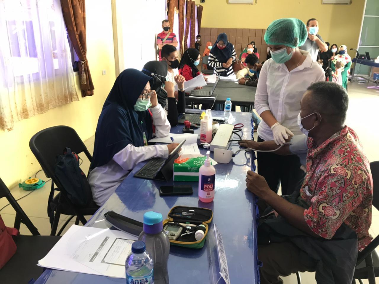 Batalion Vaksin Polda Riau Back Up Vaksinasi Lansia di Kab Kampar