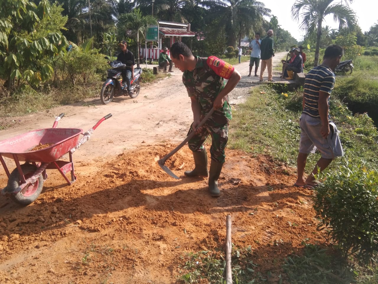 Mempererat Hubungan Baik, Kopda Andri Waluyo Melaksanakan Goro