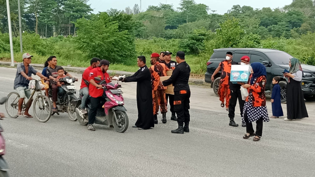 Koti-PP Dumai Serahkan Paket Takjil ke Masyarakat