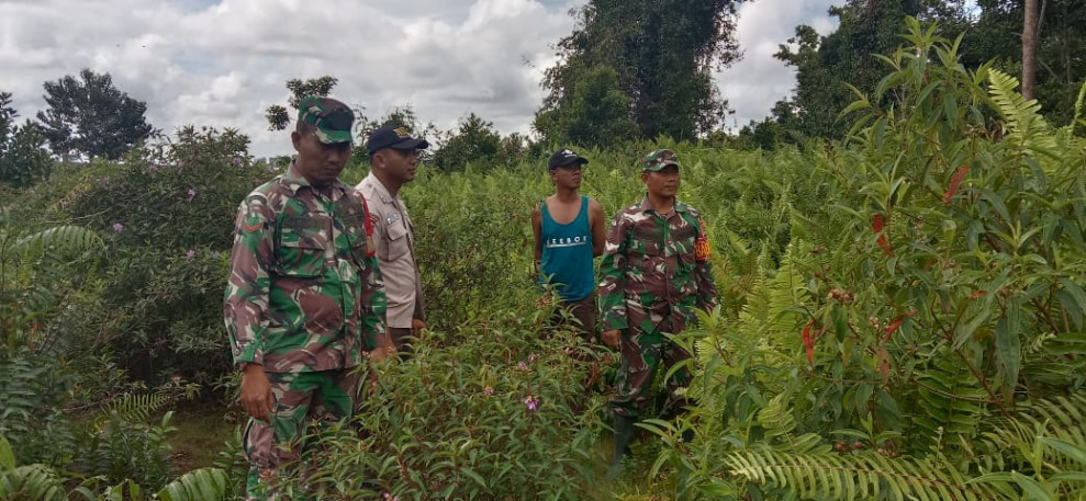 Bersama-sama Babinsa Koramil 06 Merbau dan Masyarakat Patroli Wilayah Cegah Karhutla