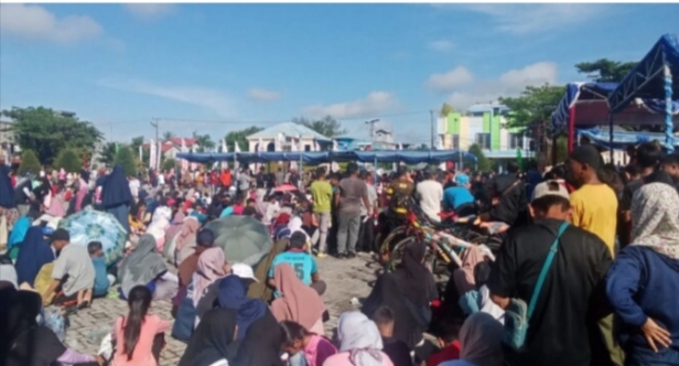 Ribuan Warga Natuna Berbondong-bondong Ke Pantai Piwang Untuk Mendapatkan Undian Motor
