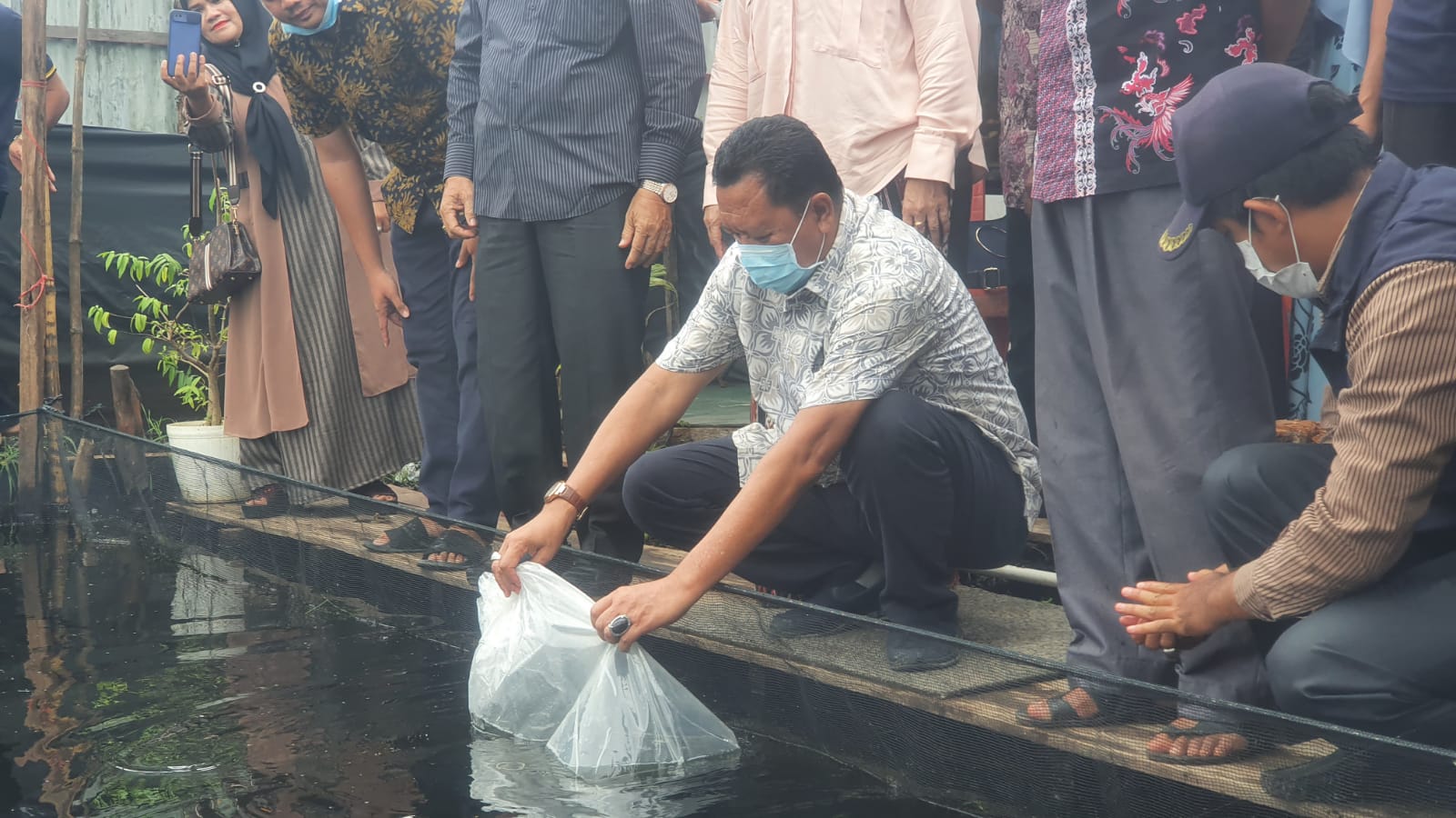 Tinjau Kegiatan Padat Karya di Tembilahan Kota, Kadisnakertrans Riau Lepas Bibit Ikan Nila