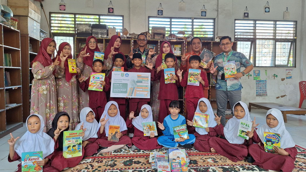 Peringatan Hari Buku Nasional dan Hari Perpustakaan Nasional, APICAL Serahkan Bantuan Buku