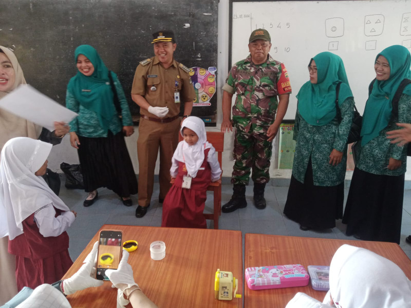 Sertu Sareh Bantu Pemberian Vaksin Polio di Pekan Imunisasi Nasional