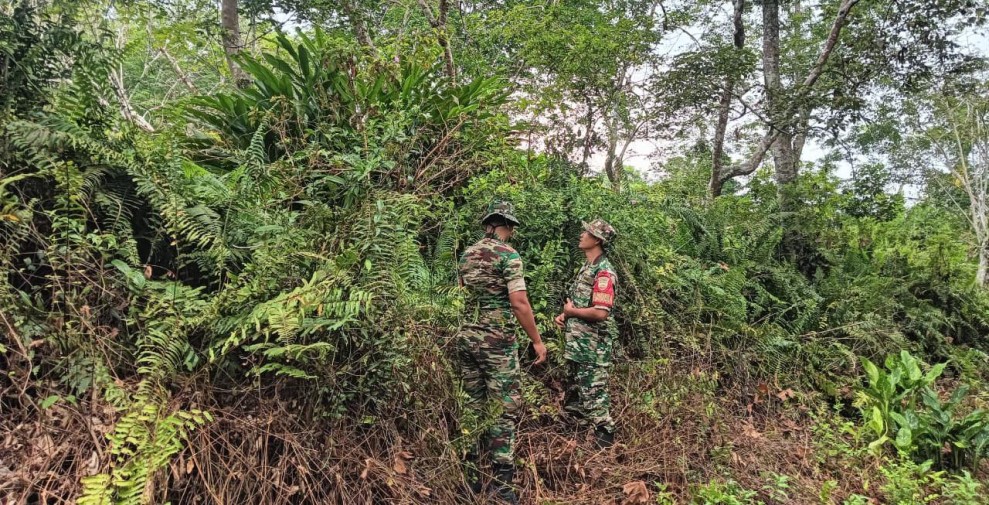 Karhutla Ancam Desa Selat Akar, Babinsa Perkuat Edukasi dan Patroli Lapangan