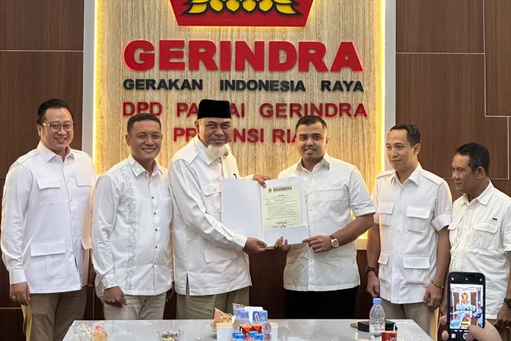 DPP Gerindra Serahkan Mandat Bakal Calon Bupati Inhil kepada Ustadz Suhaidi