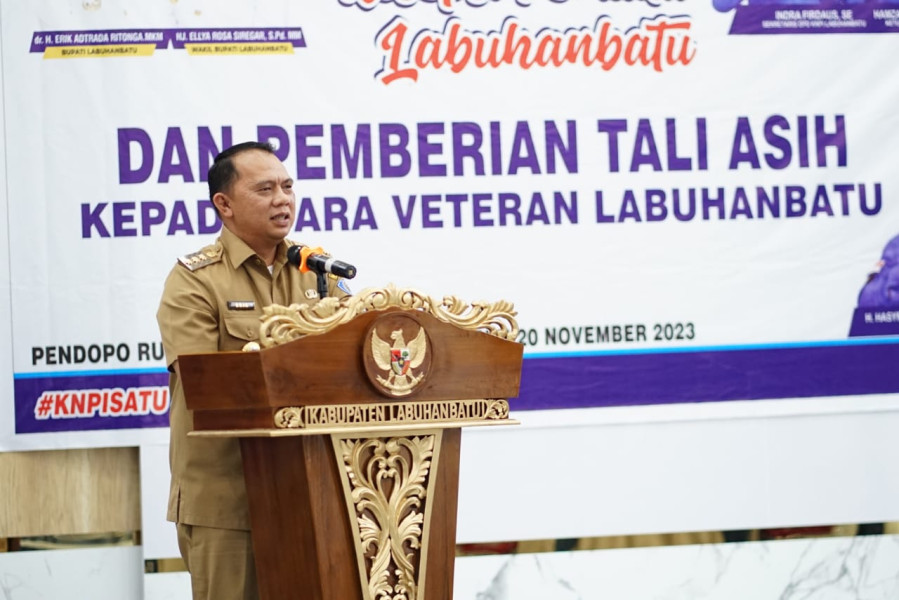 Bupati Labuhanbatu Bersama KNPI Menyerahkan Tali Asih Kepada Para Veteran