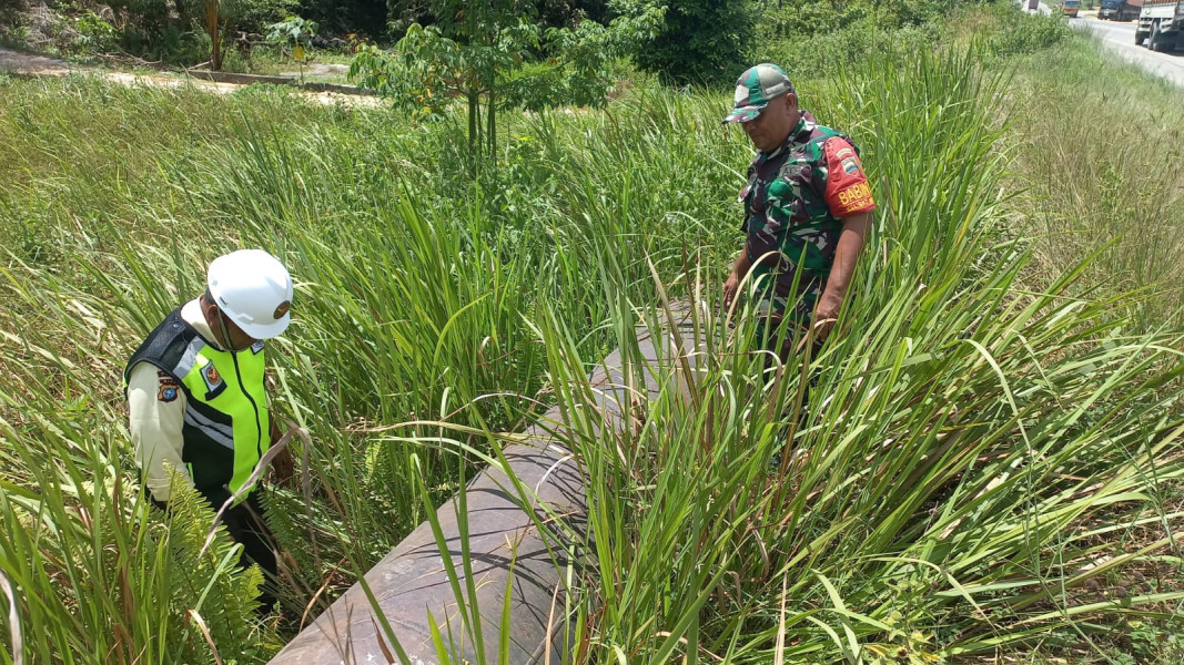 Babinsa Koramil 02/BK Sosialisasikan Larangan Aktivitas di Sepanjang Jalur Pipa Pertamina