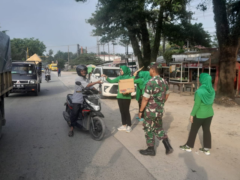 Dengan Ibu-ibu Persit, Pelda Andre Berikan Takjil Kepada Masyarakat