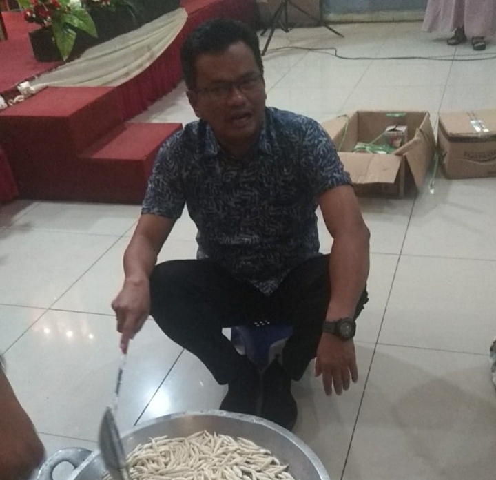 Kepala DP2KBP3A Inhil Ikut Goreng Amplang dalam Kegiatan Pelatihan bagi PEKKA