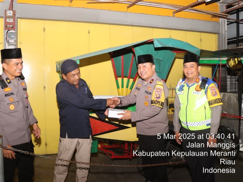 Sahur On The Road, Kapolres Kep Meranti Gelar Patroli Dan Bagikan Nasi Kotak Jelang Sahur