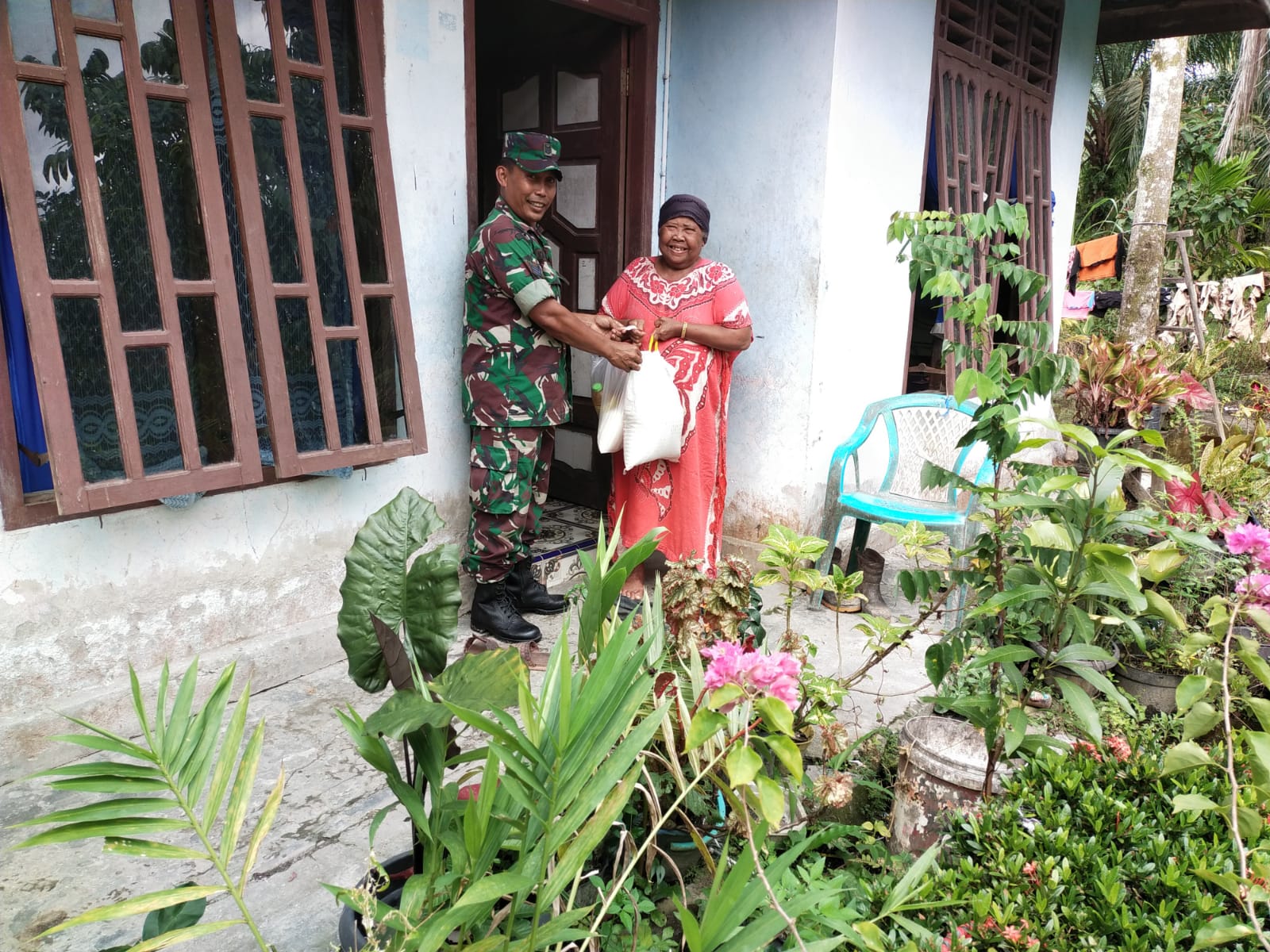 Babinsa Masuk Dapur, Serka Khorianto Datangi Kediaman Jumiran