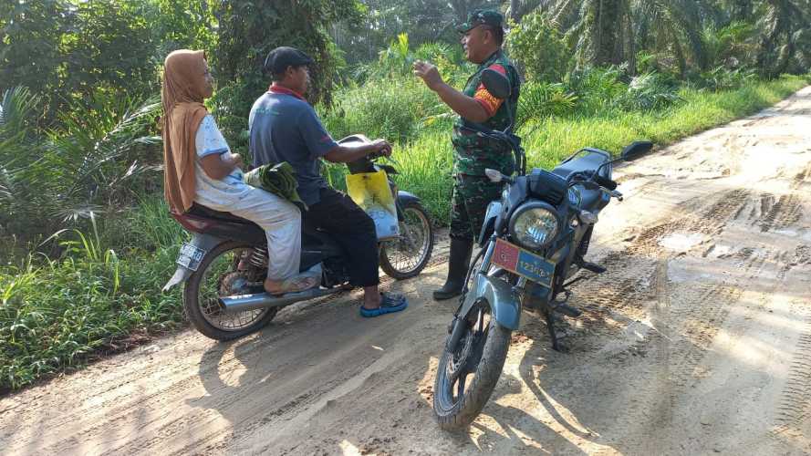 Babinsa Bukit Nenas Berikan Pengarahan Mengenai Pencegahan Karhutla