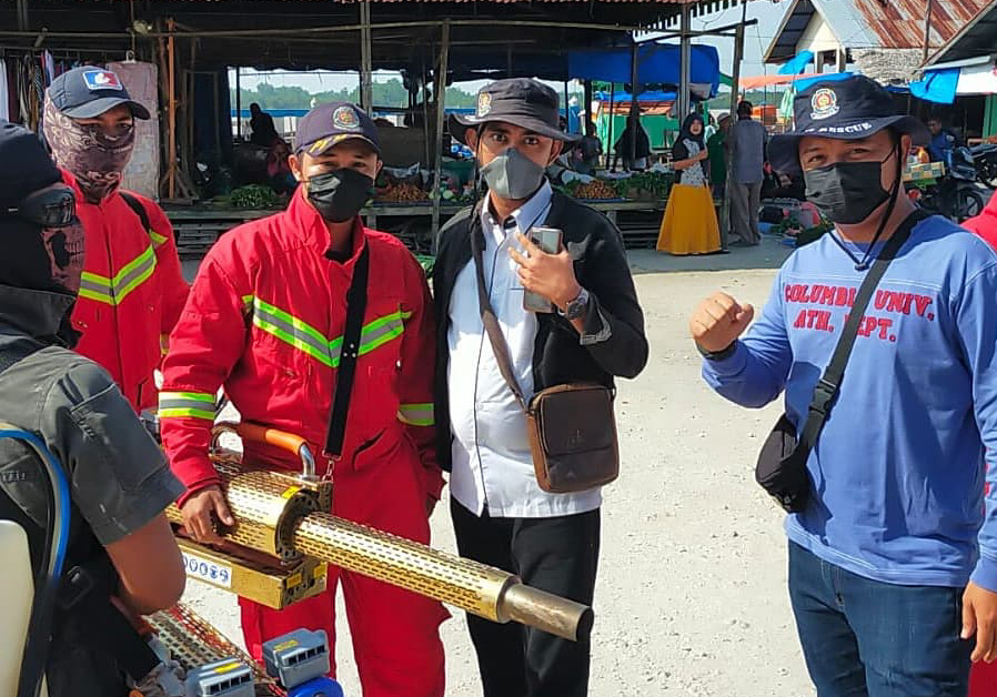 DPKP Inhil Turunkan Tim Semprot Disinfektan di Kecamatan Tembilahan Hulu