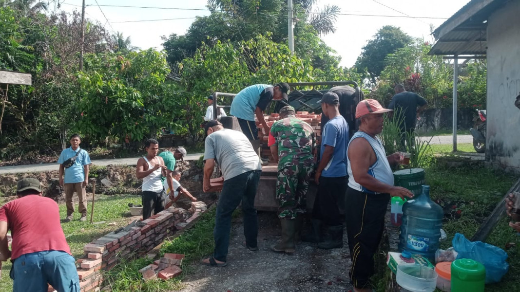 Pembuatan Turap di Jalan Panti Dikerjakan Secara Gotong Royong Dengan Sertu Sareh dan Masyarakat