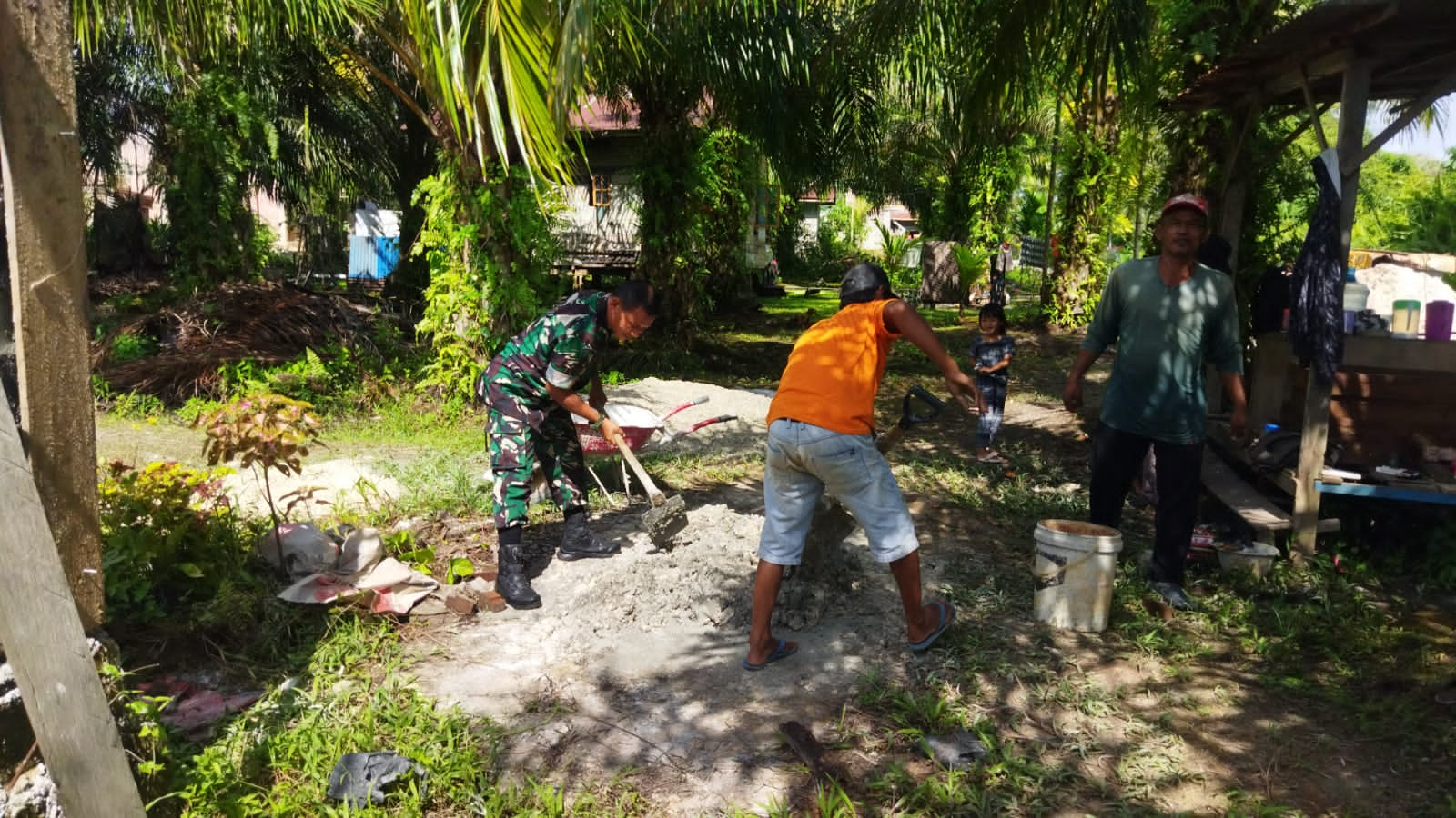 Gotong Royong Bersama Masyarakat dan Sertu Abu Kasim