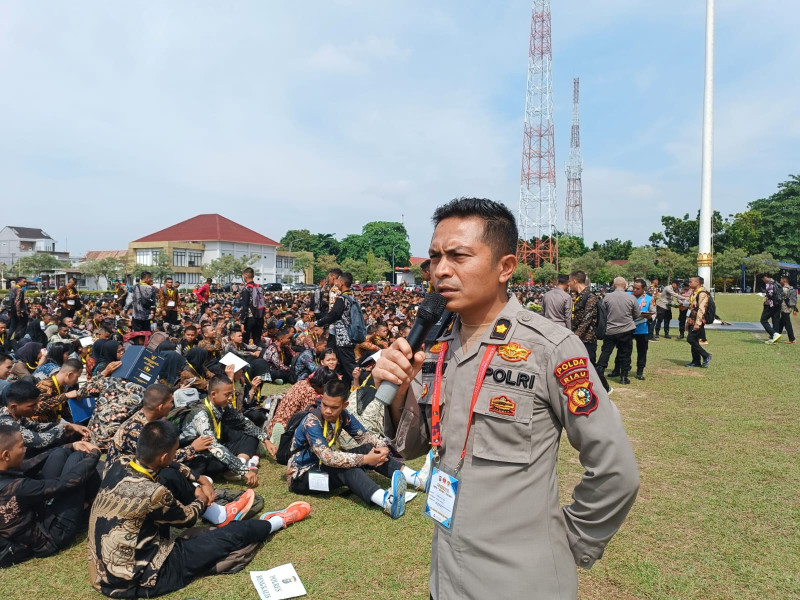 Seleksi Calon Polisi, Ribuan Peserta Padati Halaman Mapolda Riau
