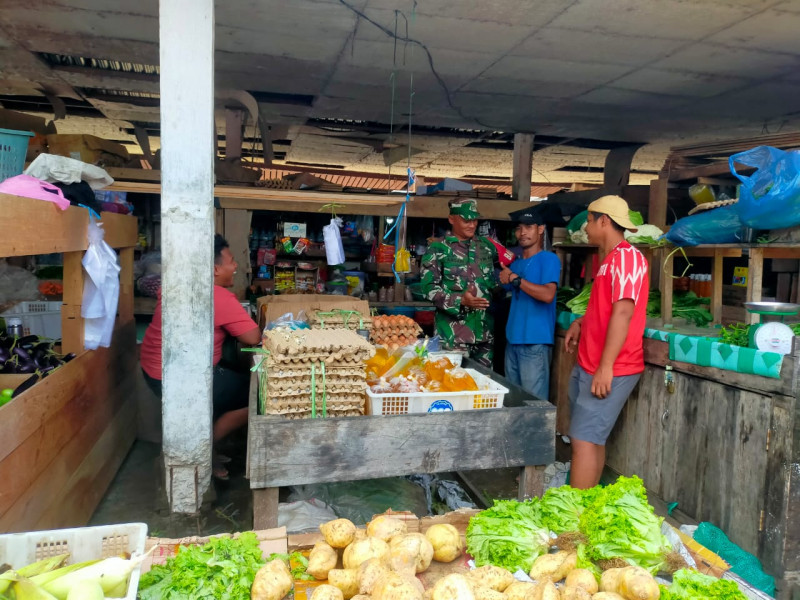 Babinsa Koramil 06/Merbau Gelar Komsos Dengan Pedagang Pasar Suka Ramai