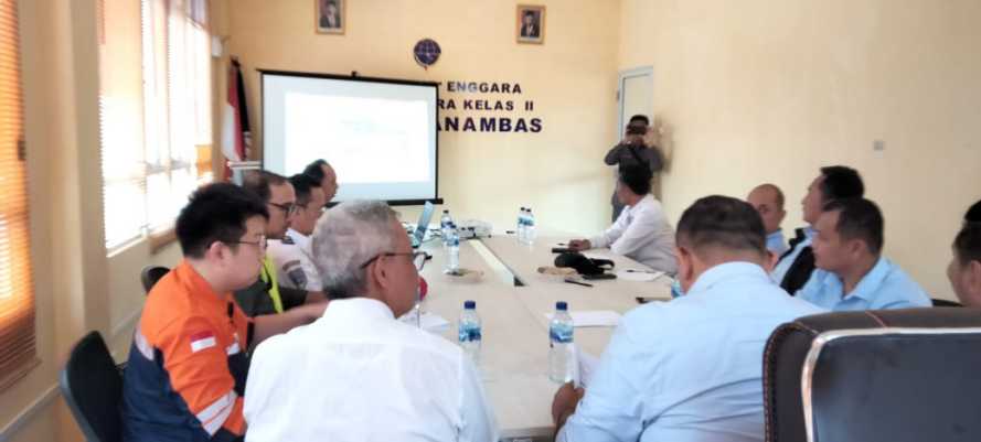 Kasi intel Kajari Natuna Maiman Limbong SH.MH Dampingi Kajari Natuna Surayadi Sembiring,S.H,M.H, Dalam Hal Pengecekan Proses Perbaikan Bandara Letung Anambas