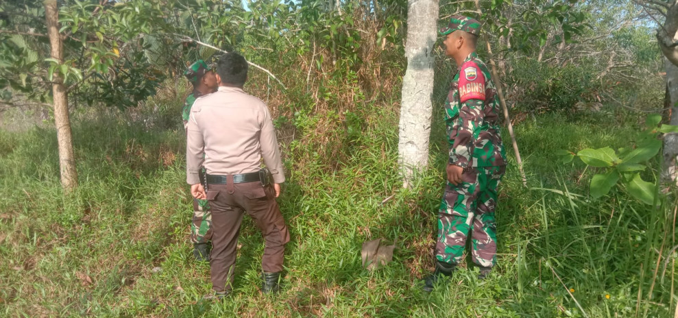 Serda Sinaga dan Pratu Rahmad Laksanakan Patroli Cegah Karhutla