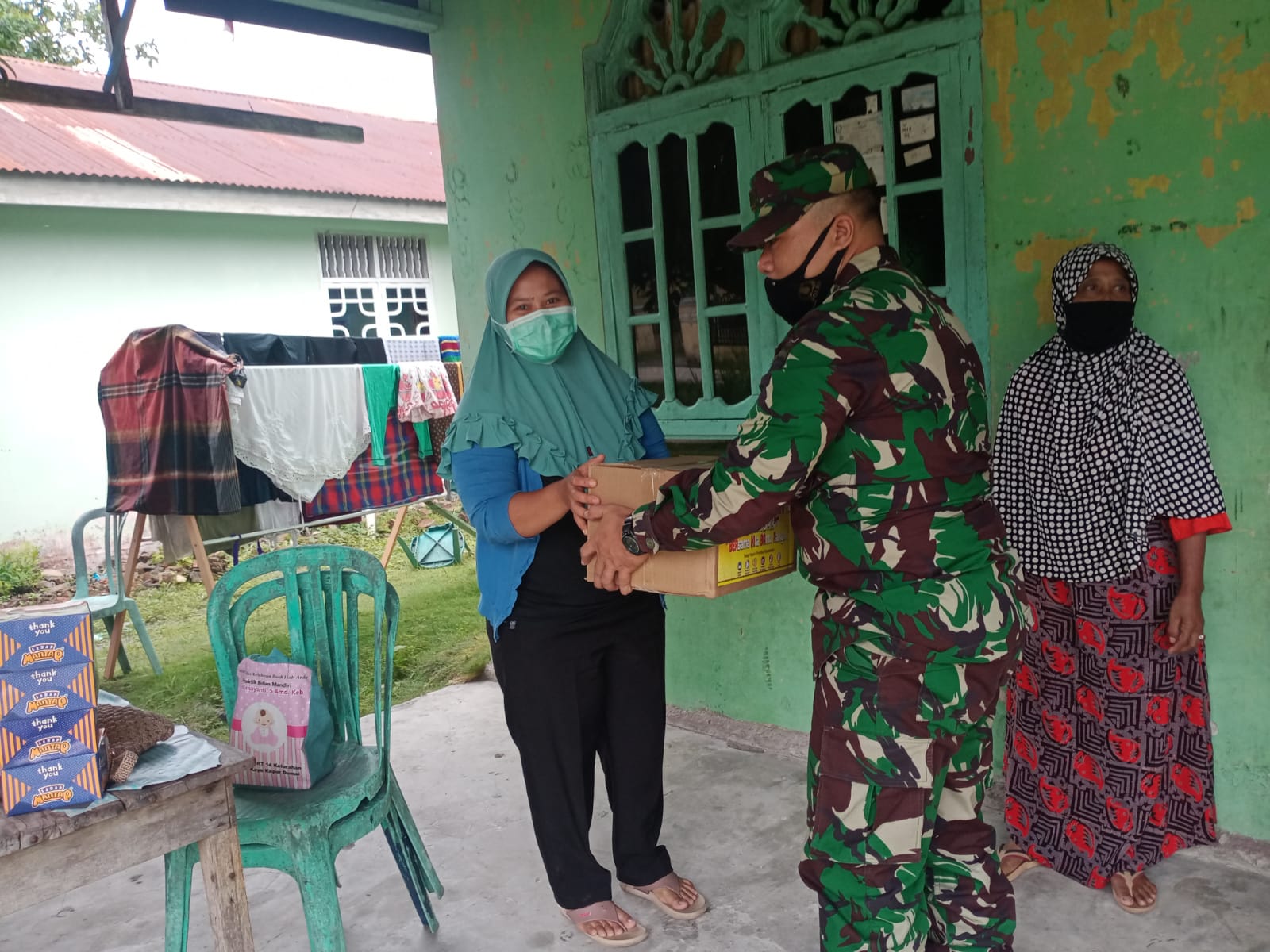 Babinsa Kelurahan Bukit Kayu Kapur Serahkan Bantuan ke Masyarakat