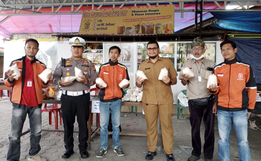 Ojol di Tembilahan Terima Bantuan Gula Pasir Sebanyak 50 Kg