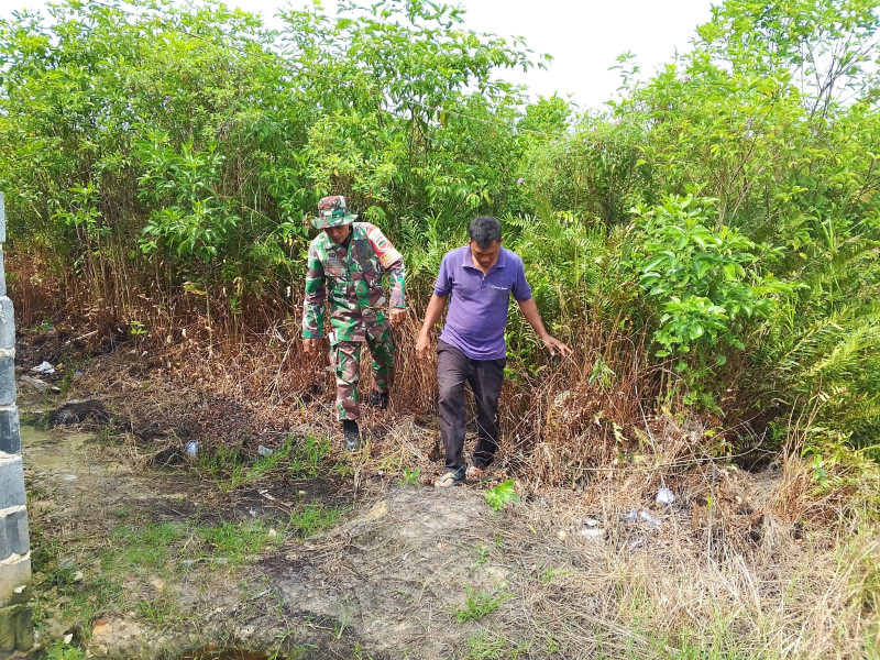 Sertu Nono S. Gelar Patroli dan Sosialisasi Pencegahan Karhutla di Dumai Timur