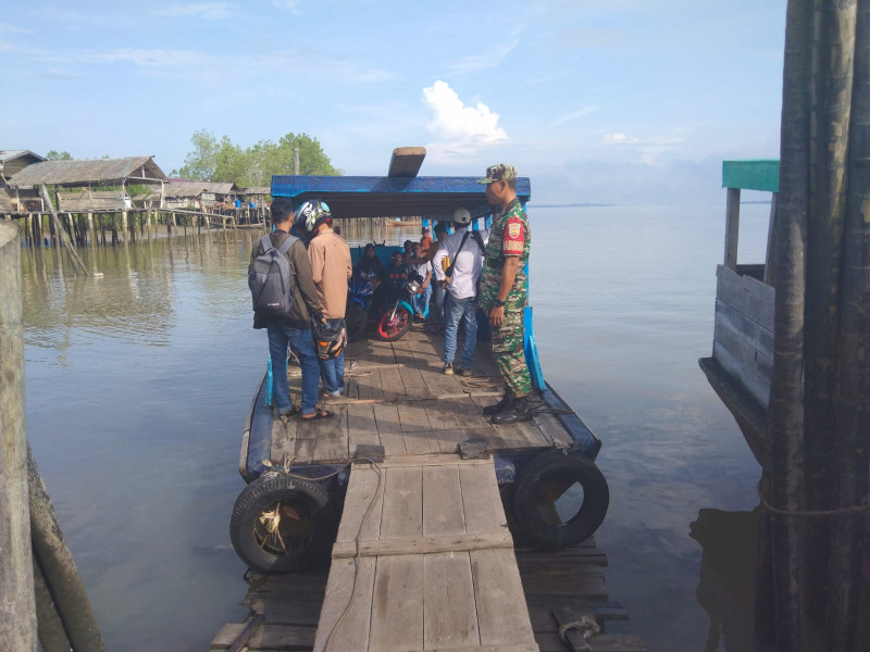 Kopda Ricko Yuspranata Bantu Masyarakat Untuk Menyebrang