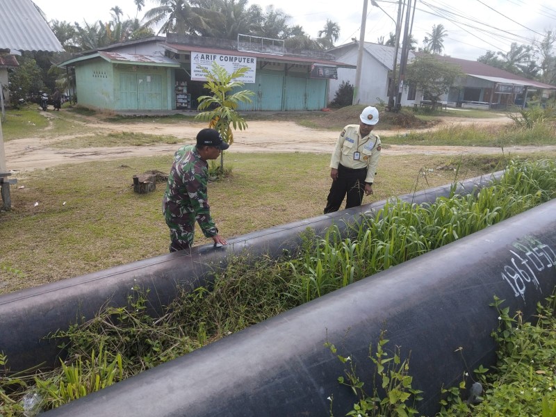 Cegah Gangguan Keamanan, Sertu Jumat Desmanto Himbau Warga Tidak Mendirikan Bangunan di Jalur Pipa