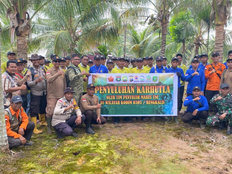 Tim Mabes TNI Sosialisasikan Pencegahan Karhutla di Desa Tanjung Sari Tebing Tinggi Timur
