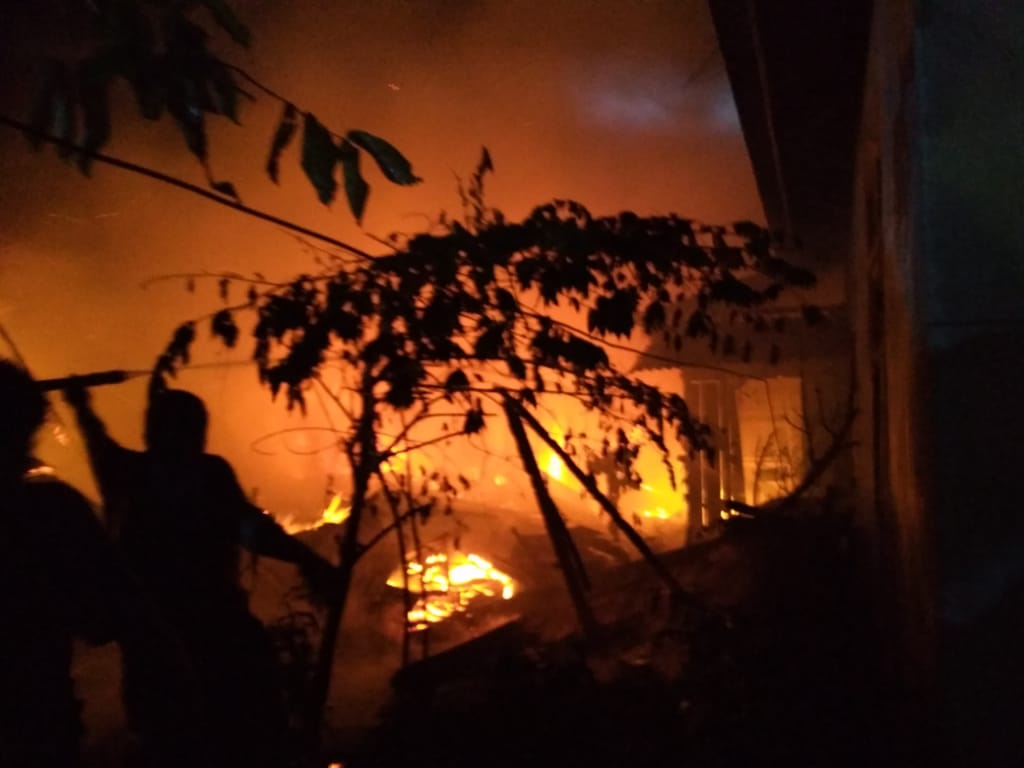 Kobaran Api Membara di Pemukiman Warga Parit 11 saat Berbuka Puasa