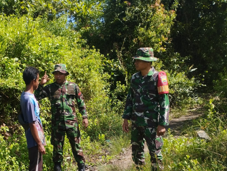 Serka Eri Efrianto dan Pratu Rahmad Melaksanakan Patroli Untuk Mencegah Karhutla