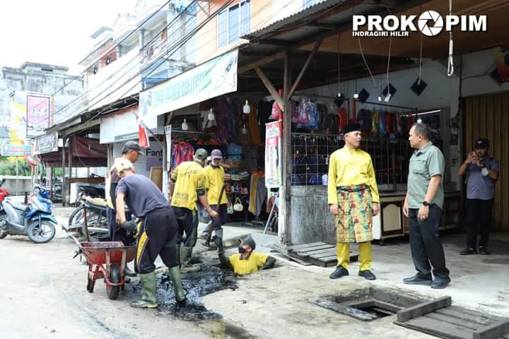 Antisipasi Banjir Di Kota Tembilahan, Pj. Bupati Inhil Pantau Langsung Normalisasi Saluran Air di Jl. M. Boya