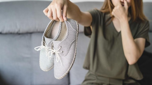 Ini Cara Menghilangkan Bau Kaki Akibat Pakai Sepatu
