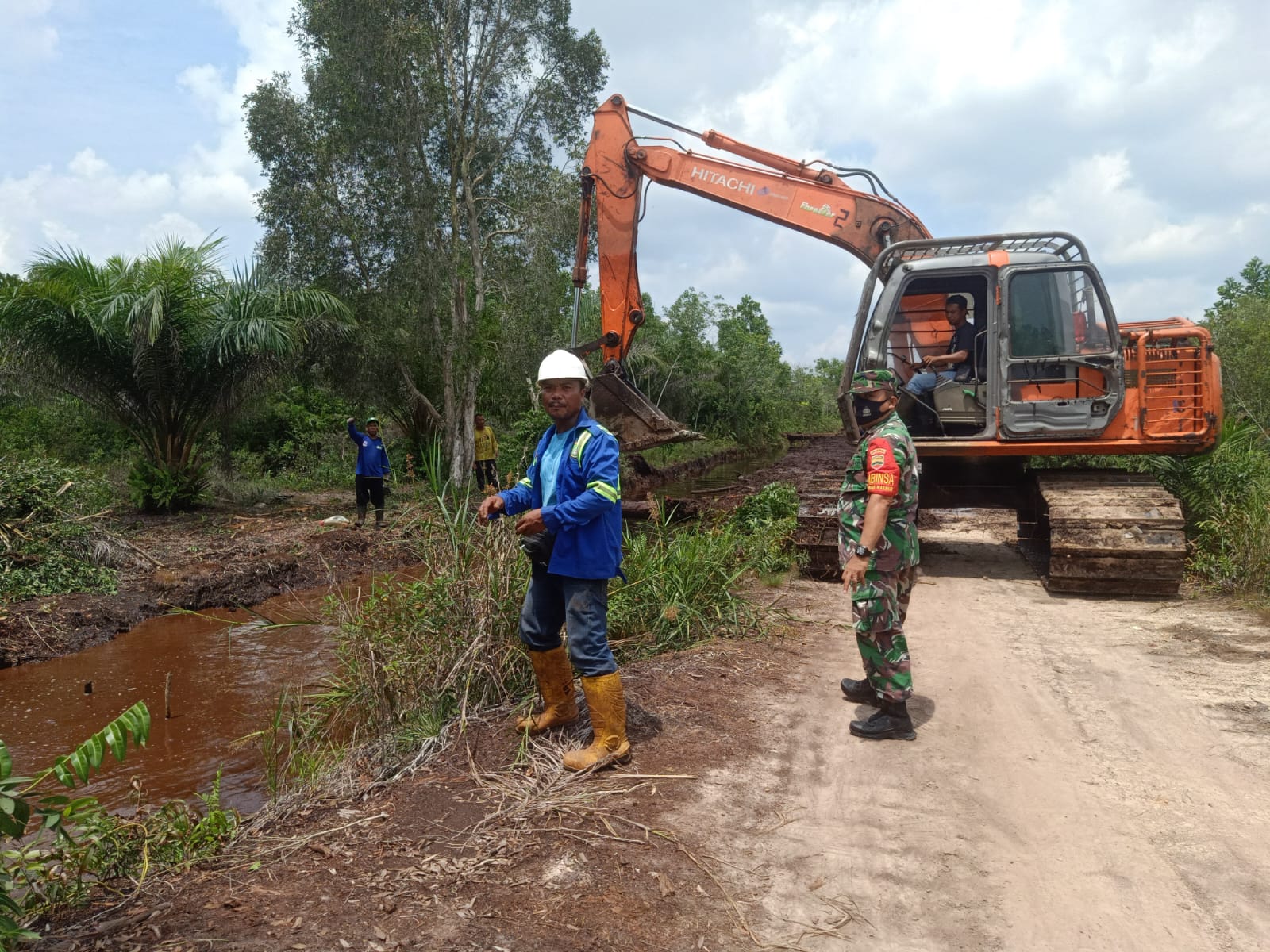 Babinsa Teluk Makmur Pantai Kegiatan Normalisasi Parit