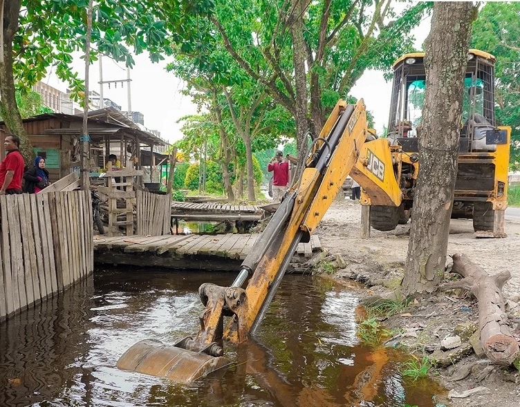 PUPR Pekanbaru Berupaya Mencegah Banjir dengan Normalisasi Drainase di Jalan Riau Ujung