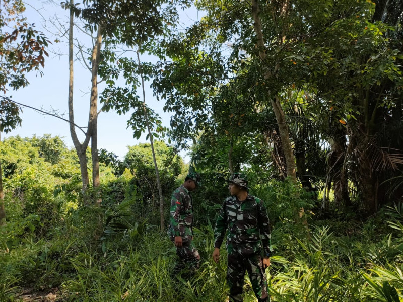 Patroli dan Komsos, Babinsa Koramil 06/Merbau Edukasi Warga Tentang Karhutla