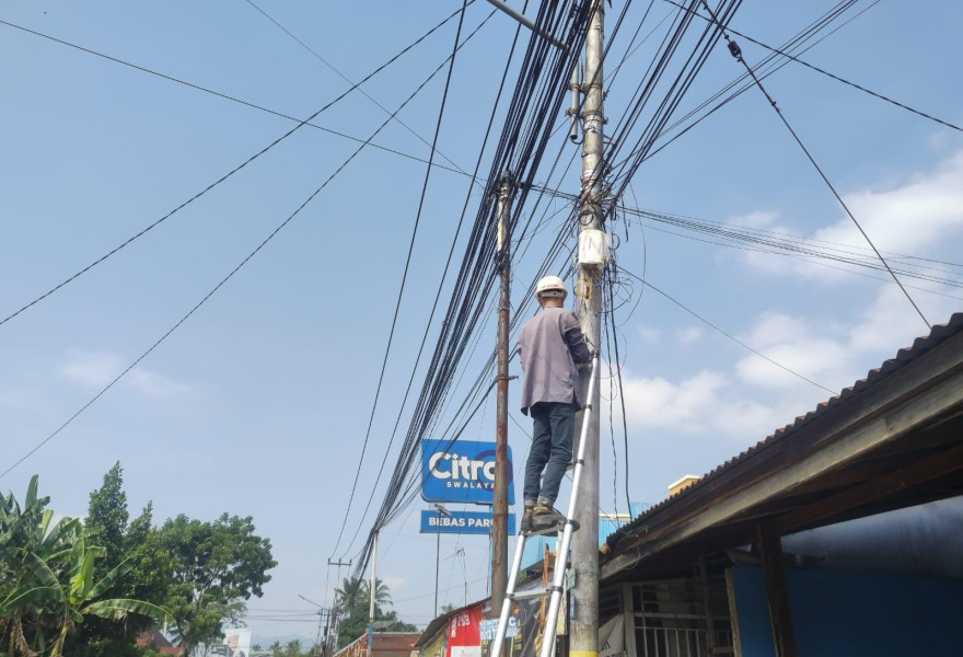 PLN Icon Plus Sumbagteng Segel Kabel Ilegal di Jalan Raya Kelok Kuranji Padang