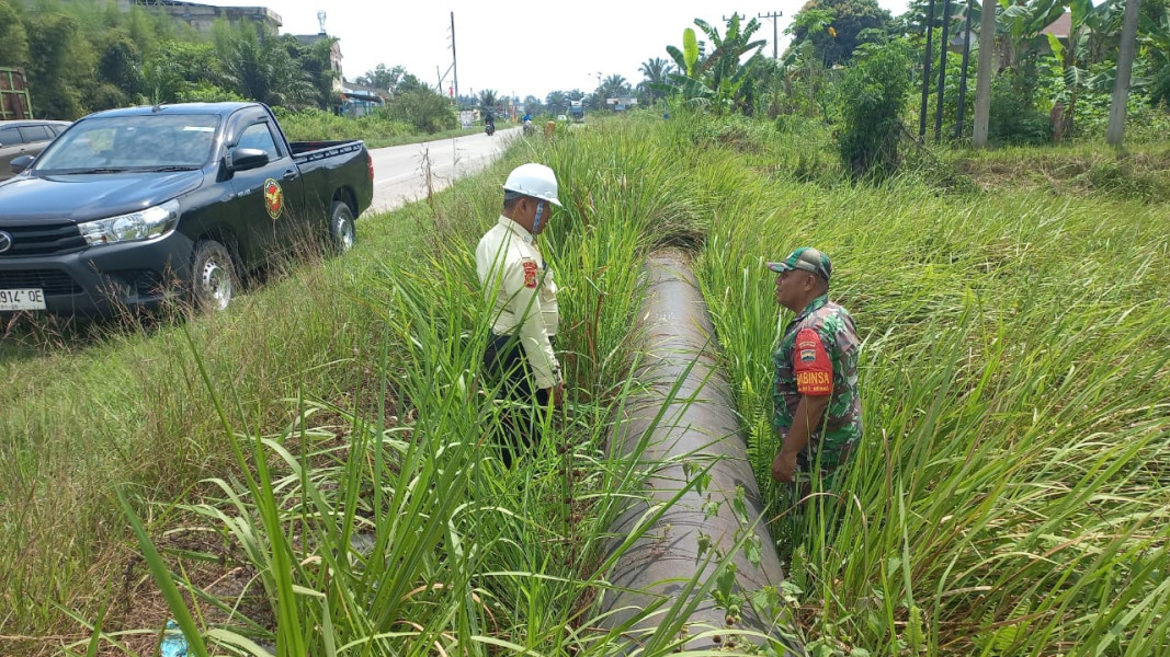 Babinsa dan Security Pertamina Gelar Patroli Keamanan Jalur Pipa Minyak di Bukit Kapur