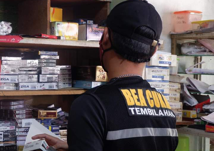 Operasi Pasar, KPPBC TMP C Tembilahan Beri Edukasi Soal Rokok Ilegal kepada Pedagang