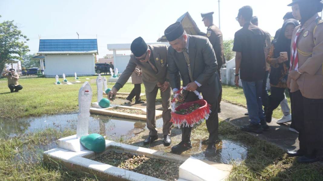 Pemkab Inhil bersama Forkopimda Gelar Tabur Bunga di Makam Pahlawan Yudha Bhakti untuk Hormati Jasa Pahlawan