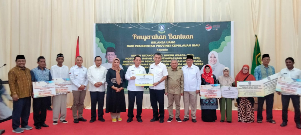 Ketua DPRD Natuna Daeng Amhar ikut Sertakan Dalam Pembagian Bantuan Oleh Pemprov Kepri